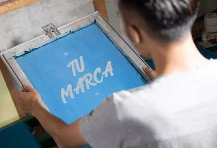 Proceso de estampado en serigrafía
